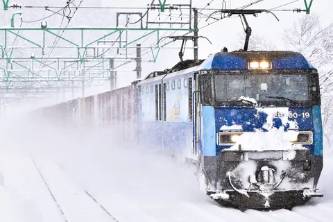 吹雪の中を駆け抜ける鉄の塊