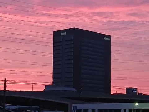 夕景に聳える黒い影