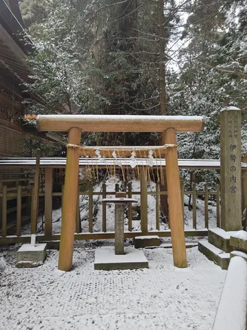 雪に覆われた鳥居の静寂