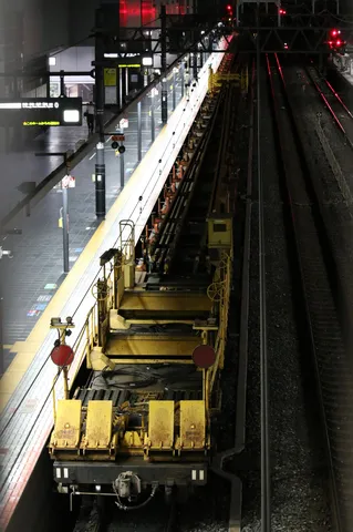 黄鉄の静かな夜の駅