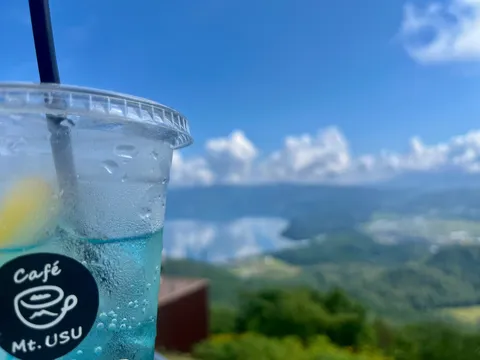 空と青いドリンク、山頂のカフェテラス
