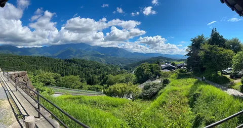 山々の緑と雲のコントラスト