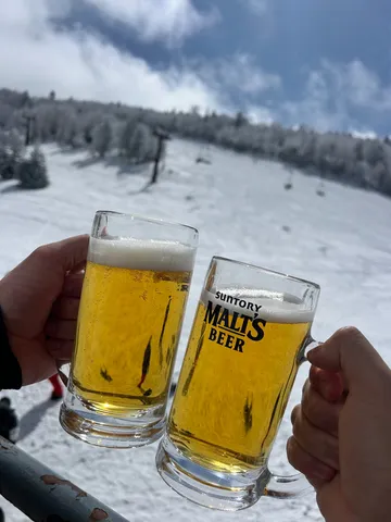 雪景色と金色の乾杯