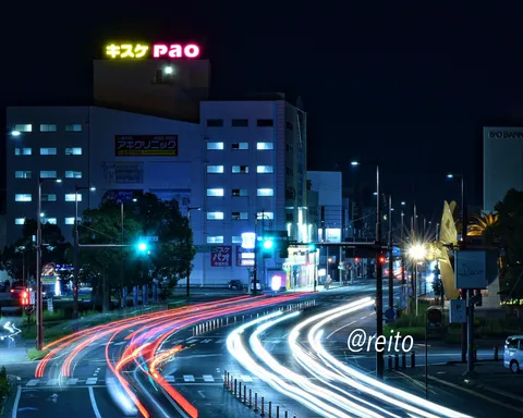 夜の光跡と街の息吹