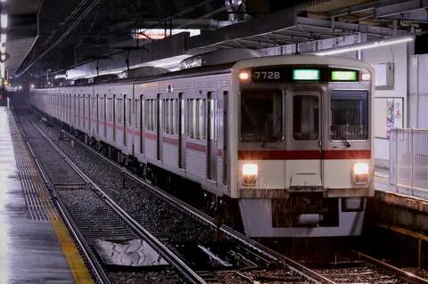 夜のホームを彩る列車