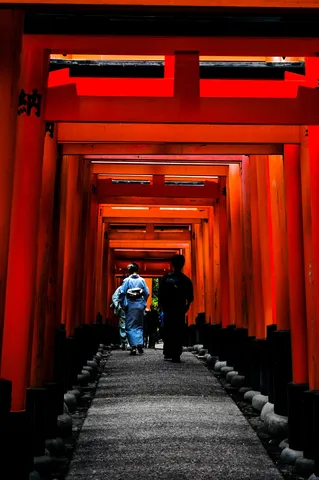 朱色トンネルの先へ