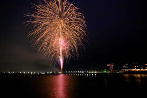 煌めく水辺の夜花火