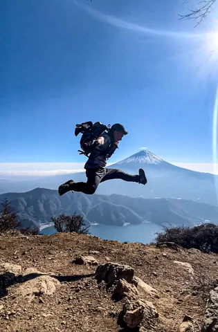 富士を背景に空へ跳ねる