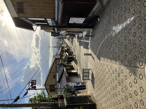光と影が織りなす坂道の街角