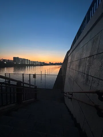 夕景と水面の静かな対話