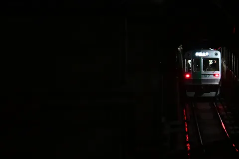 暗闇に浮かぶ光の列車