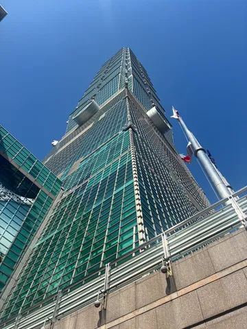ガラスの塔が青空を刺す