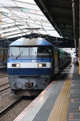 駅に停車する青い貨物列車