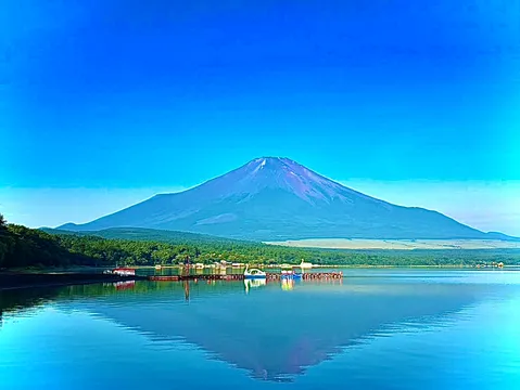 青き霊峰、水面に映す静寂