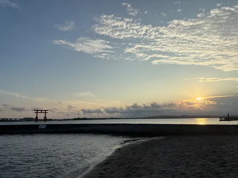 夕暮れ、水辺の鳥居と空