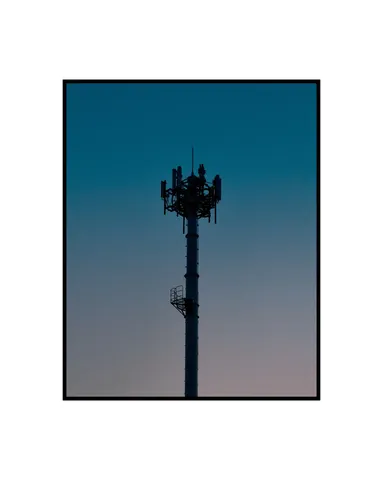 通信塔に吸い寄せられる空