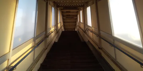 光と影の螺旋階段