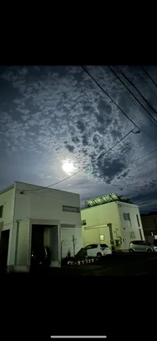 薄光と雲の街角風景