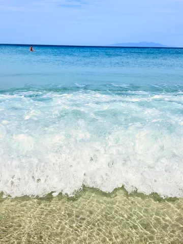 波打ち際の透明感と広がる海