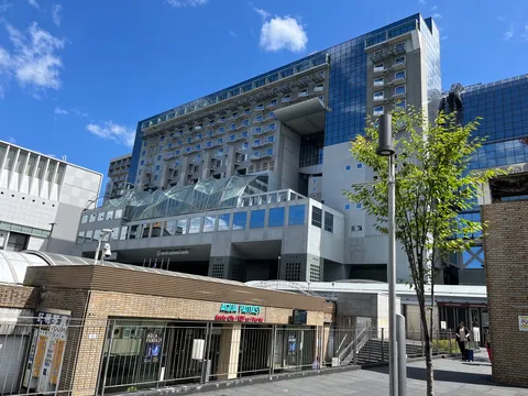 空と近未来建築のコントラスト