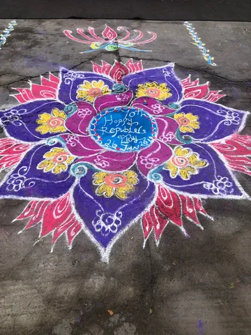 祝彩ひらく路上の花