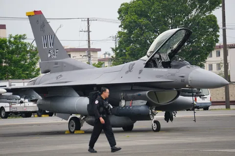 静寂を破る、軍用機の躍動