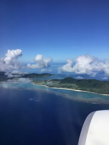 窓から広がる青い島影