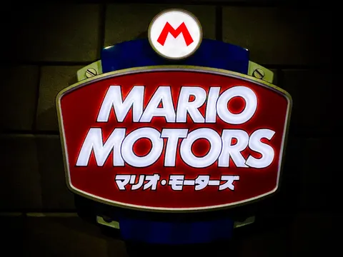 夜空に映えるマリオの看板