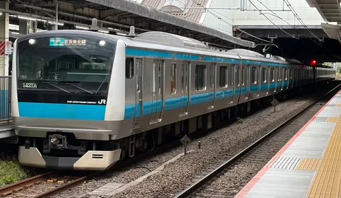 青帯の列車と夜の線路