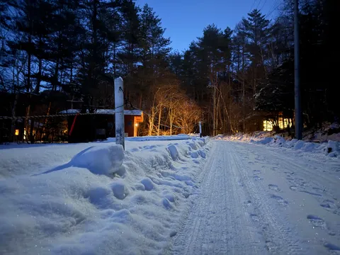 雪道に灯る、静かな夜の温もり