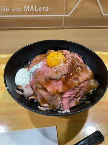 とろ〜り卵黄とローストビーフ丼