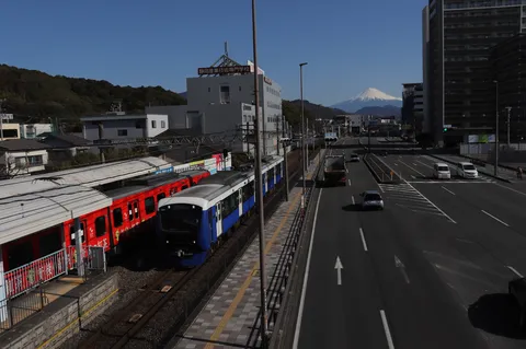 富士山と駅前の交差風景