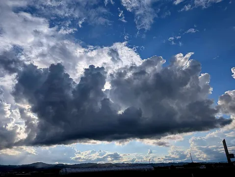 雲のキャンバスに描かれた空
