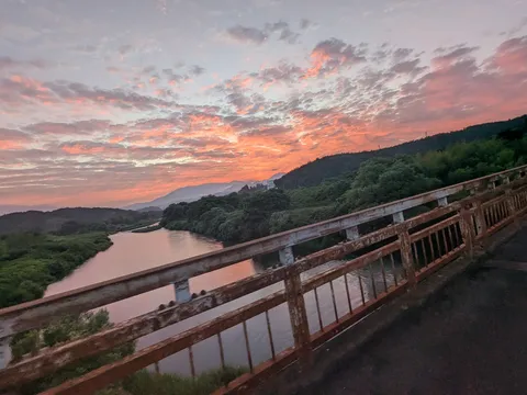 茜色の空と古びた橋