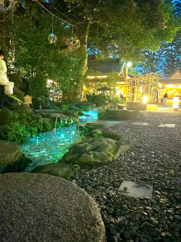 夜の境内、光る水路に吸い込まれそう！