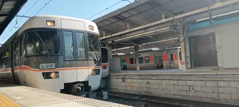 輝くホーム、二つの列車