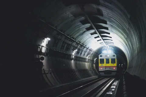 暗闇を駆ける列車の一瞬
