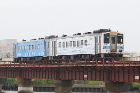 水面を渡る、空色の列車