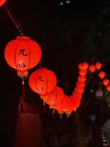 夜の灯りが紡ぐ風景
