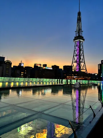タワーもびっくり、水面がもう一つの街！