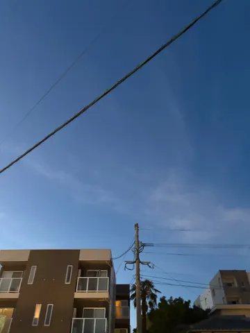 静寂の夕暮れ、電線と建物のシルエット