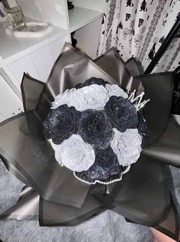 きらめく黒バラと王冠の宝石箱