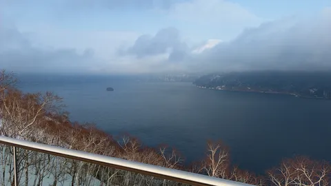 冬の湖畔、静寂の朝