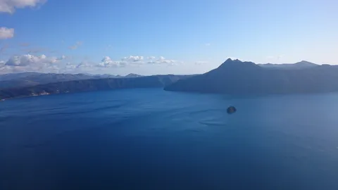 青い湖と孤高の島