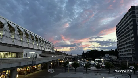 夕暮れの駅と茜色の空