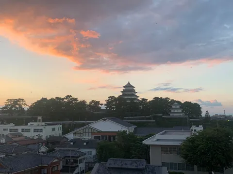 夕焼けに染まる古城のシルエット