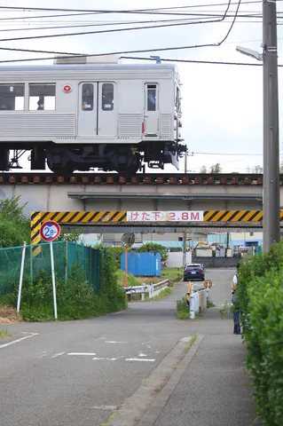 空を走る鉄路の下