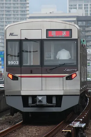 回送電車の窓越しの景色
