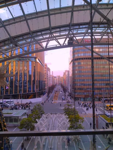 ガラスと街路の夕景