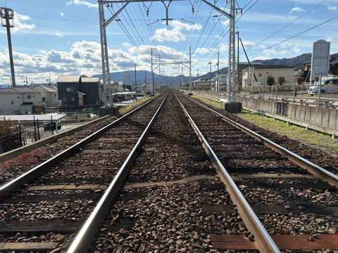 どこまでも続く線路と空